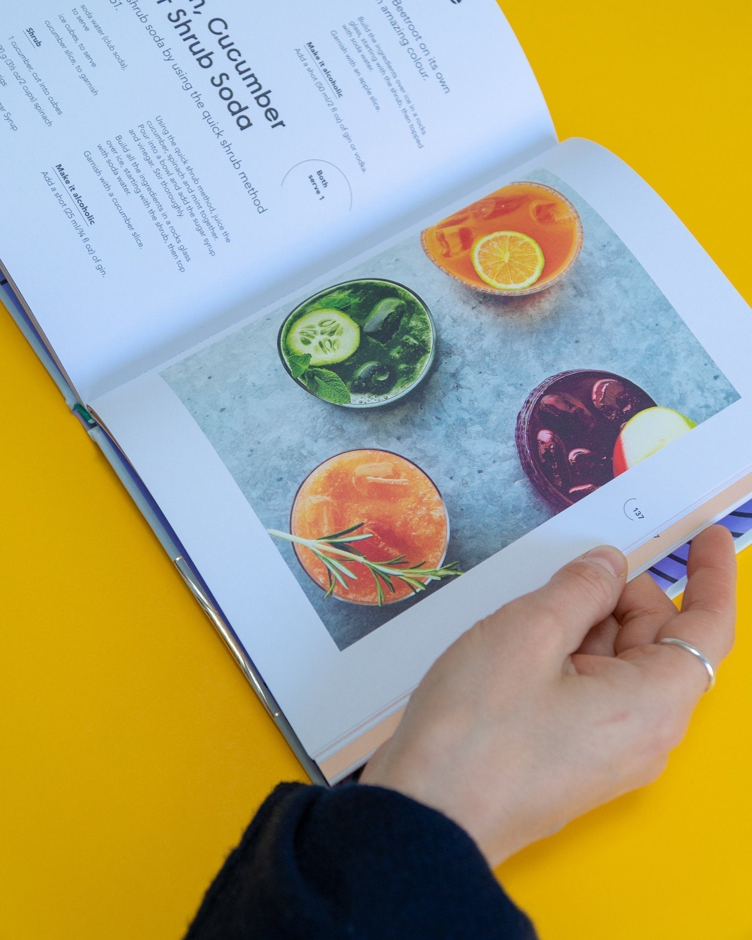 Livre de cocktails au jus de cornichon