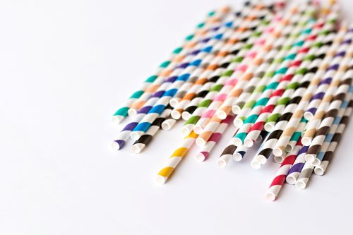 Caja de 250 pajitas de papel de colores variados
